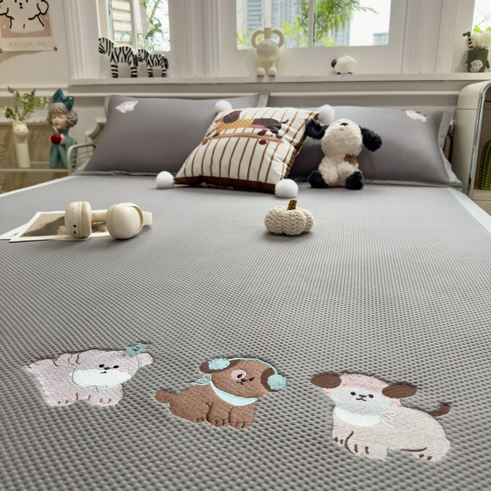 91家纺网 家纺一手货源 找家纺 席世家2025新款满天星绣花豆豆席 俏皮狗