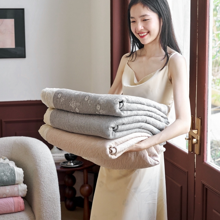 91家纺网 家纺一手货源 找家纺 棠薇家纺2025新款花边款全棉三层细纱色织提花毛巾被夏被空调被毛巾毯 叠拍图（仅供参考）