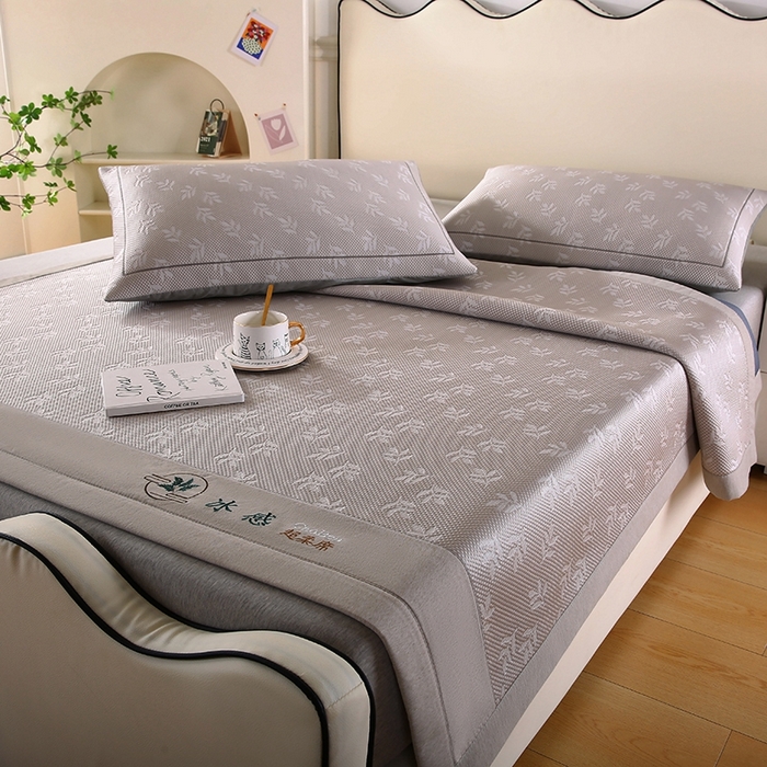 91家纺网 家纺一手货源 找家纺 法莱妮 2025夏季新款A类真凉感丝提花加厚三明治冰豆豆凉席-叶韵系列  叶韵-浅灰