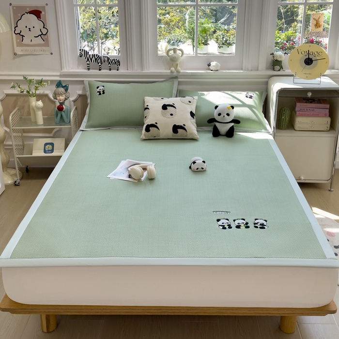 91家纺网 家纺一手货源 找家纺 席世家2025新款满天星绣花豆豆席 嗨皮熊猫