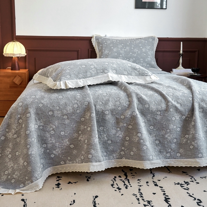 91家纺网 家纺一手货源 找家纺 棠薇家纺2025新款花边款全棉三层细纱色织提花毛巾被夏被空调被毛巾毯 花边春意灰