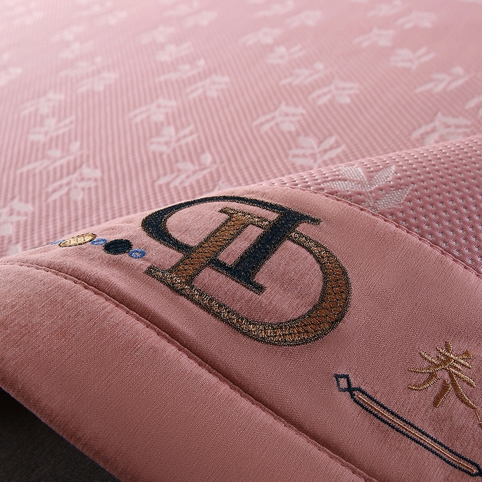 91家纺网 家纺一手货源 找家纺 法莱妮 2025夏季新款A类真凉感丝提花加厚三明治冰豆豆凉席-叶韵系列  叶韵-粉