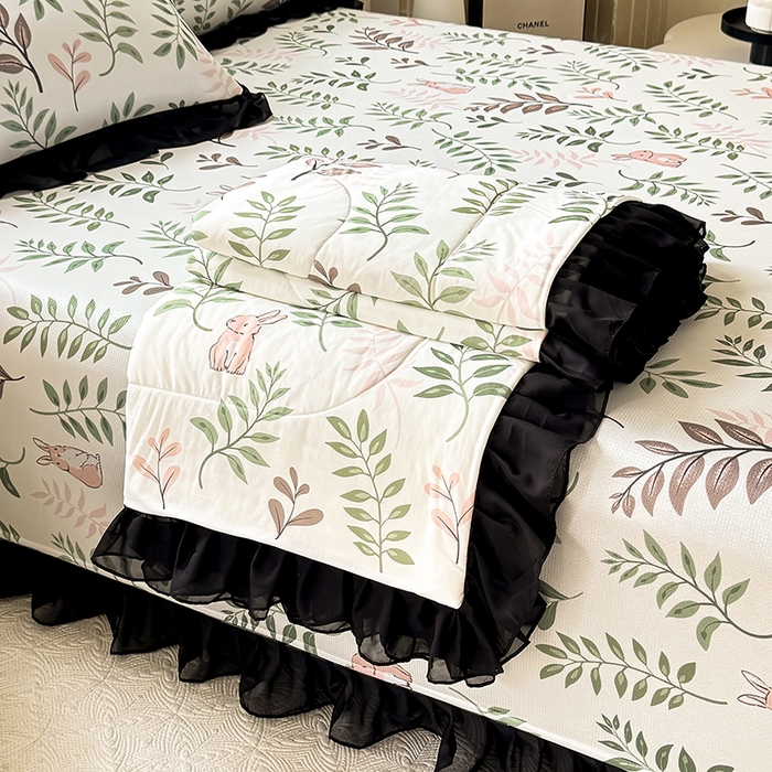 91家纺网 家纺一手货源 找家纺 大麦家纺 2025新款碳光冰丝软凉席夏被四件套 漫步花丛