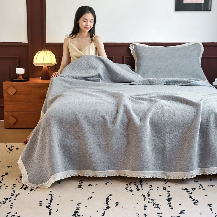 91家纺网 家纺一手货源 找家纺 棠薇家纺2025新款花边款全棉三层细纱色织提花毛巾被夏被空调被毛巾毯 花边知晓灰