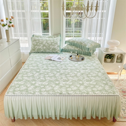 91家纺网 家纺一手货源 找家纺 罗优家纺 2025新款玫瑰提花渐变色床裙款PE凉感席三件套 玫瑰绿