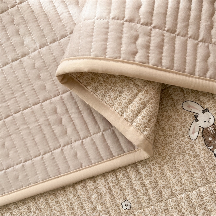 91家纺网 家纺一手货源 找家纺 恒爱 2025新款全棉印花单床盖 公子兔-浅咖