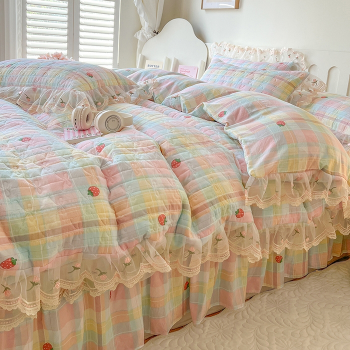 91家纺网 家纺一手货源 找家纺 网红馆 2025新款水洗棉印花床盖四件套 格子草莓