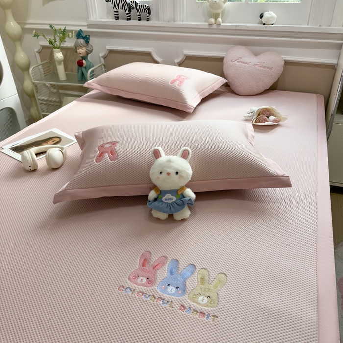 91家纺网 家纺一手货源 找家纺 席世家2025新款满天星绣花豆豆席 长耳兔