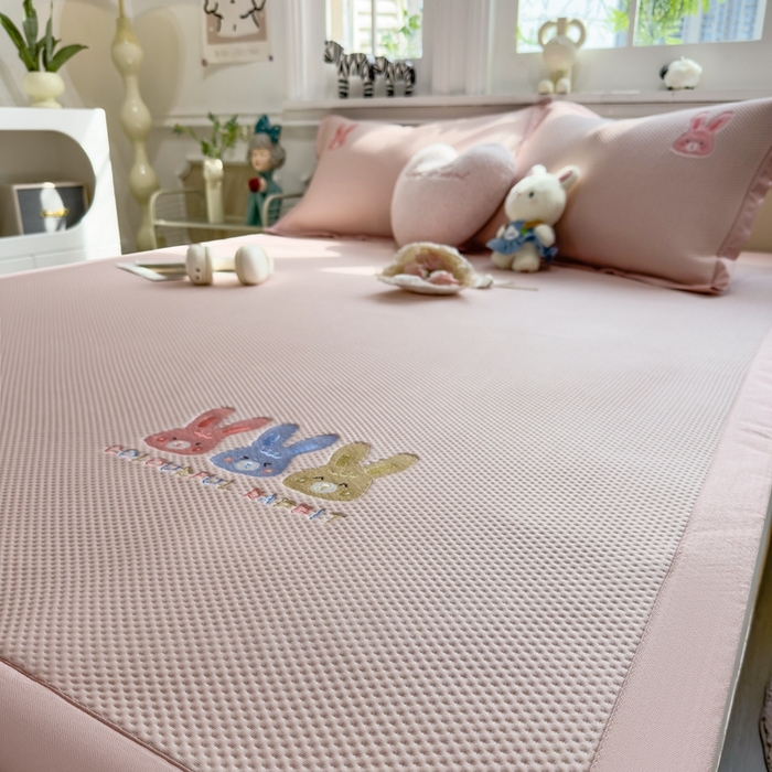 91家纺网 家纺一手货源 找家纺 席世家2025新款满天星绣花豆豆席 长耳兔