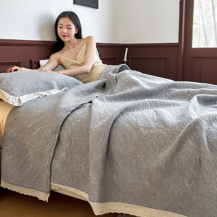 91家纺网 家纺一手货源 找家纺 棠薇家纺2025新款花边款全棉三层细纱色织提花毛巾被夏被空调被毛巾毯 花边知晓灰