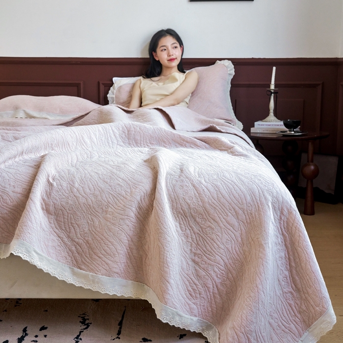 91家纺网 家纺一手货源 找家纺 棠薇家纺2025新款花边款全棉三层细纱色织提花毛巾被夏被空调被毛巾毯 花边知晓驼