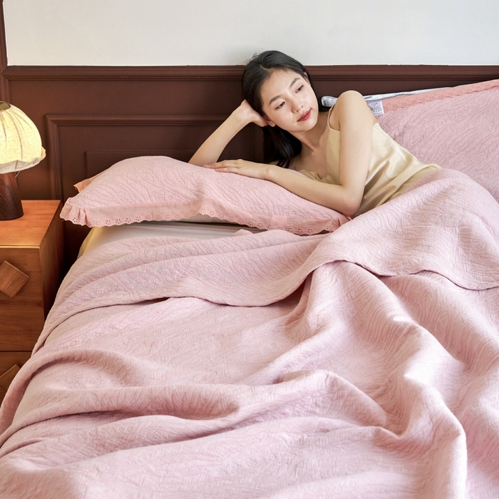 91家纺网 家纺一手货源 找家纺 棠薇家纺2025新款花边款全棉三层细纱色织提花毛巾被夏被空调被毛巾毯 花边知晓粉