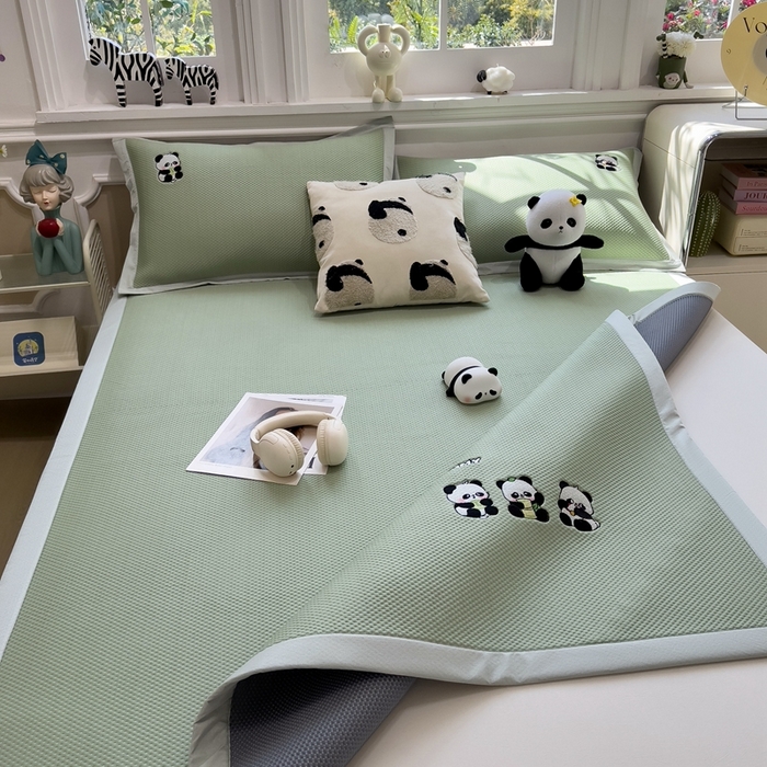 91家纺网 家纺一手货源 找家纺 席世家2025新款满天星绣花豆豆席 嗨皮熊猫