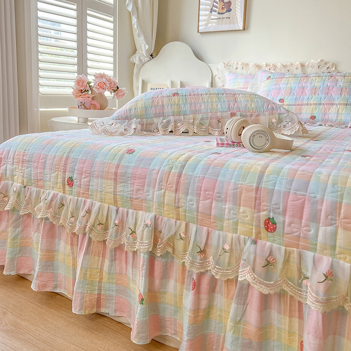 91家纺网 家纺一手货源 找家纺 网红馆 2025新款水洗棉印花床盖四件套 格子草莓