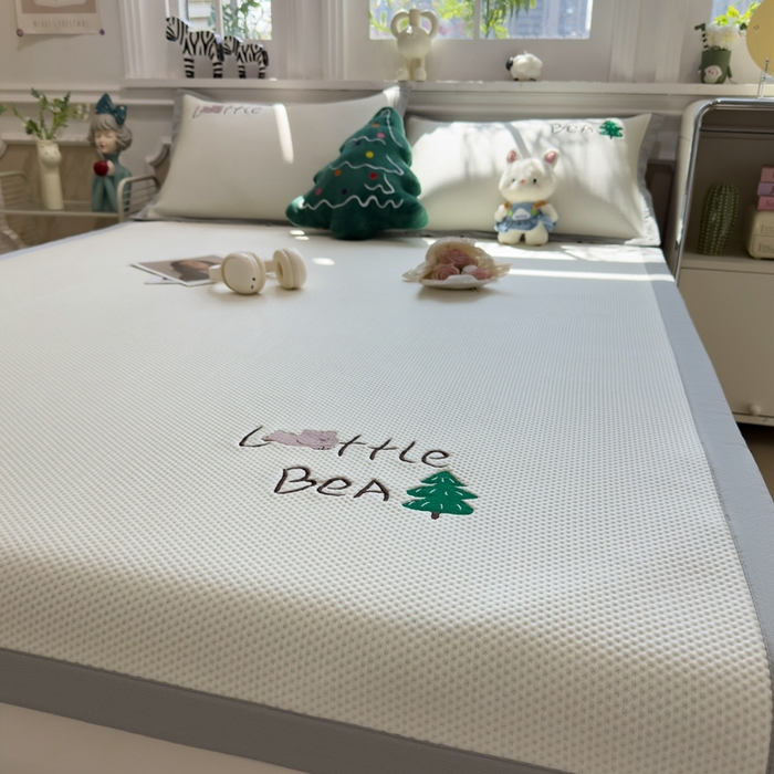 91家纺网 家纺一手货源 找家纺 席世家2025新款满天星绣花豆豆席 小熊树