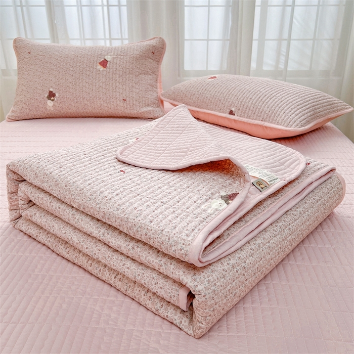 91家纺网 家纺一手货源 找家纺 恒爱 2025新款全棉印花单床盖 公子兔-浅豆沙