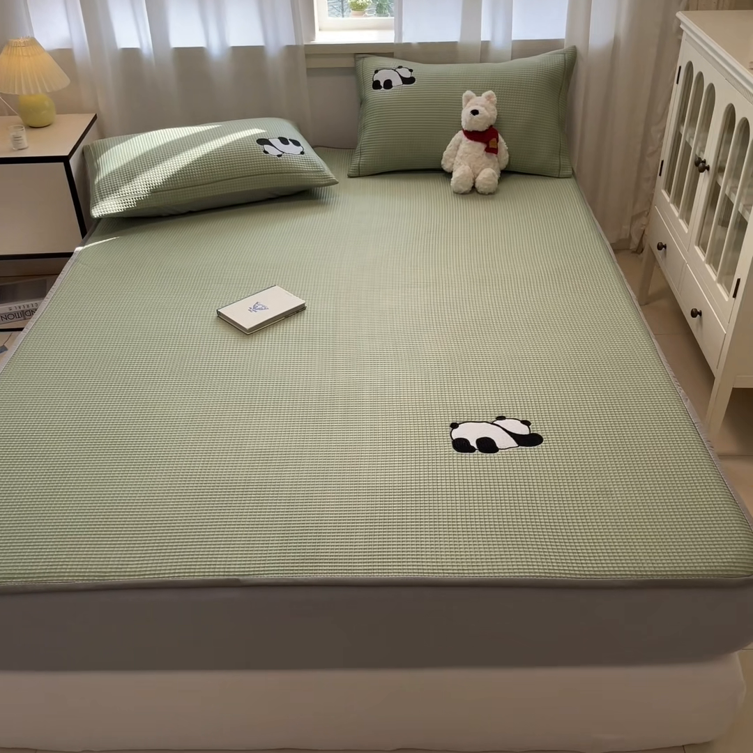 91家纺网 家纺一手货源 找家纺 雅居纺家纺 2025新款A类加厚三明治底华夫格绣花凉感席 床笠款-爬爬熊猫