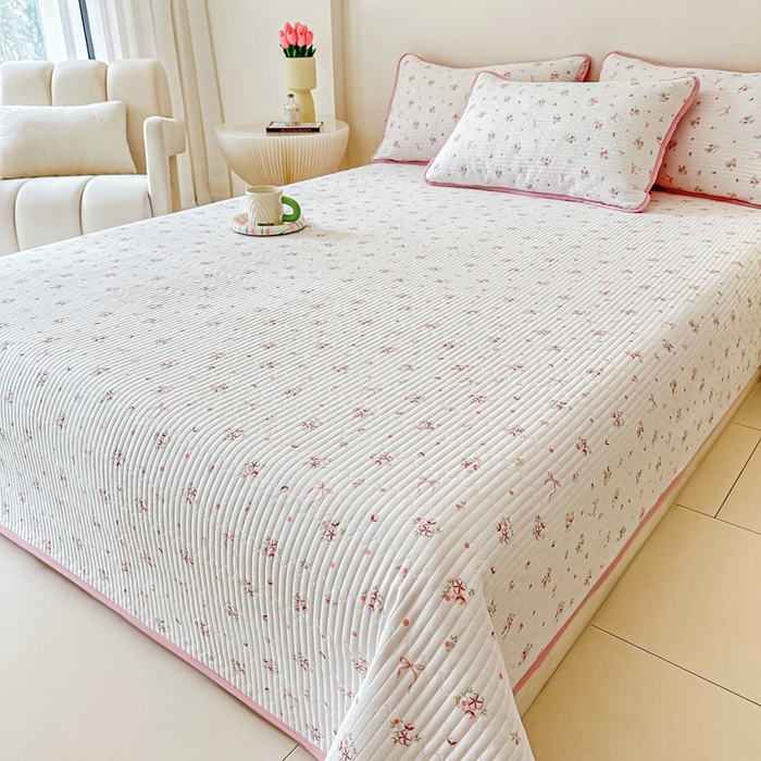 91家纺网 家纺一手货源 找家纺 橘夏家纺2025爆款棉感珍珠绸印花床盖三件套 木棉蝶花--粉玉