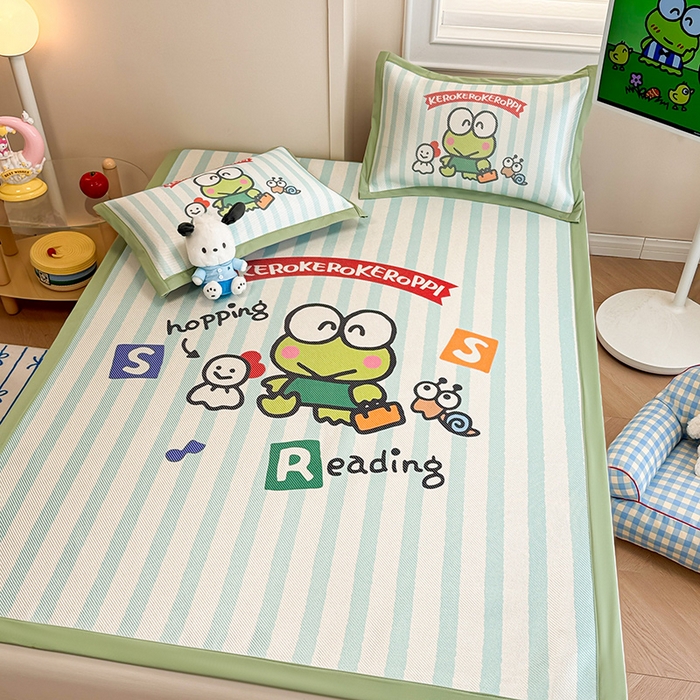 91家纺网 家纺一手货源 找家纺 蓝邻 2025春夏新款正版三丽鸥600D冰藤大版数码印花凉席-场景一 三眼蛙