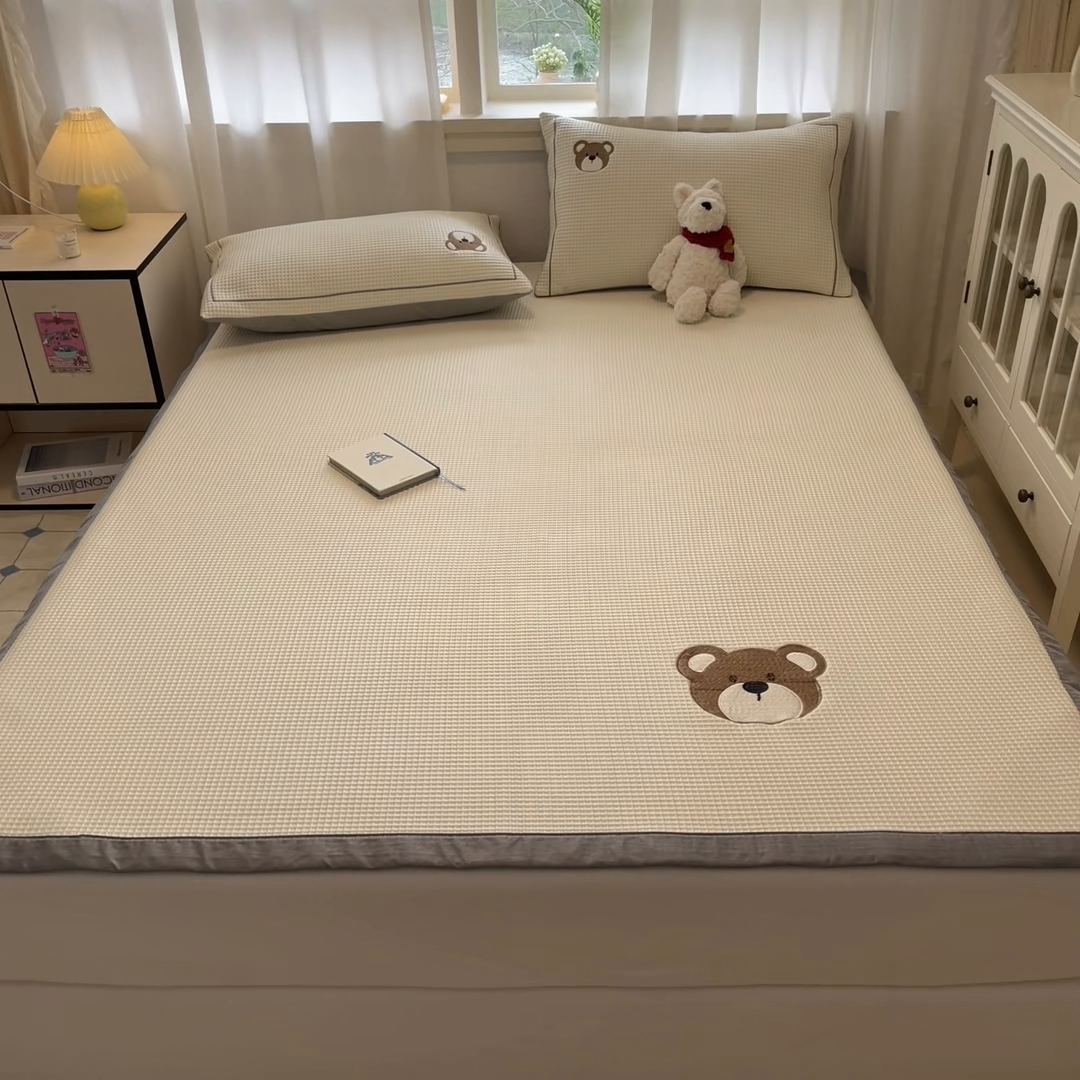 91家纺网 家纺一手货源 找家纺 雅居纺家纺 2025新款A类加厚三明治底华夫格绣花凉感席 床席款-熊出没