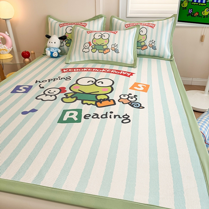 91家纺网 家纺一手货源 找家纺 蓝邻 2025春夏新款正版三丽鸥600D冰藤大版数码印花凉席-场景一 三眼蛙