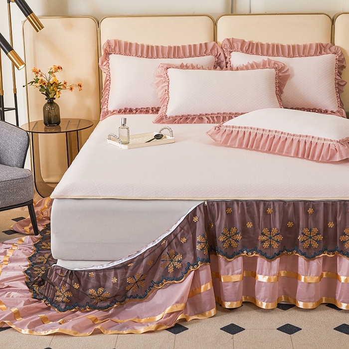 91家纺网 家纺一手货源 找家纺 情恒家纺   2025新款提花PE海洋丝可脱卸床裙席三件套 阡陌 淡粉