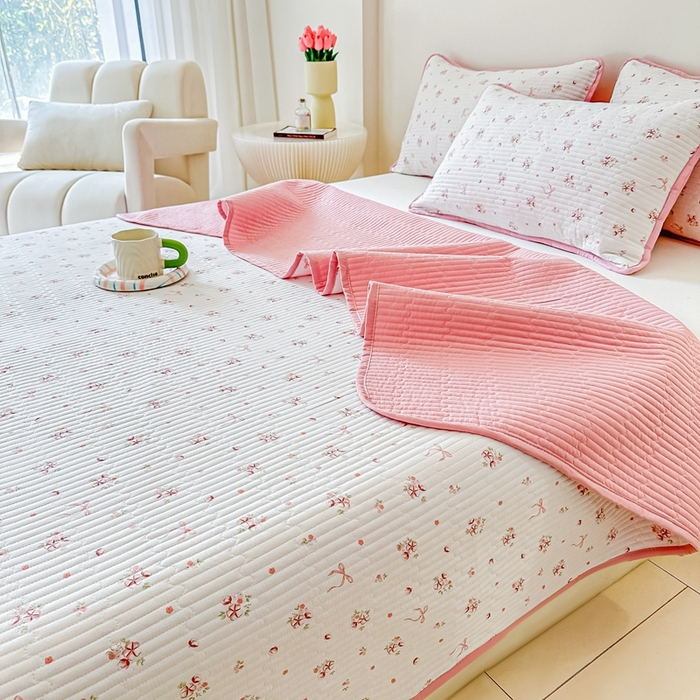 91家纺网 家纺一手货源 找家纺 橘夏家纺2025爆款棉感珍珠绸印花床盖三件套 木棉蝶花--粉玉