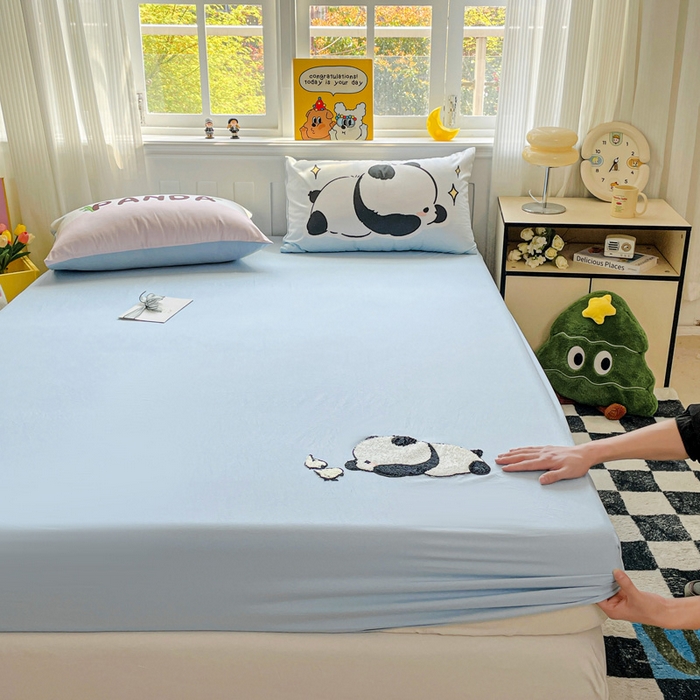 91家纺网 家纺一手货源 找家纺 海岛哥哥 2025春夏新款大版枕套毛巾绣床笠 大版顽皮熊猫蓝