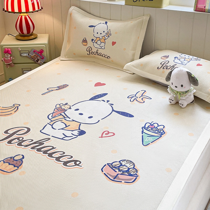 91家纺网 家纺一手货源 找家纺 蓝邻 2025春夏新款正版三丽鸥600D冰藤大版数码印花凉席-场景二 甜品帕恰狗