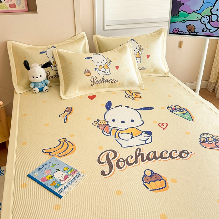 91家纺网 家纺一手货源 找家纺 蓝邻 2025春夏新款正版三丽鸥600D冰藤大版数码印花凉席-场景一 甜品帕恰狗