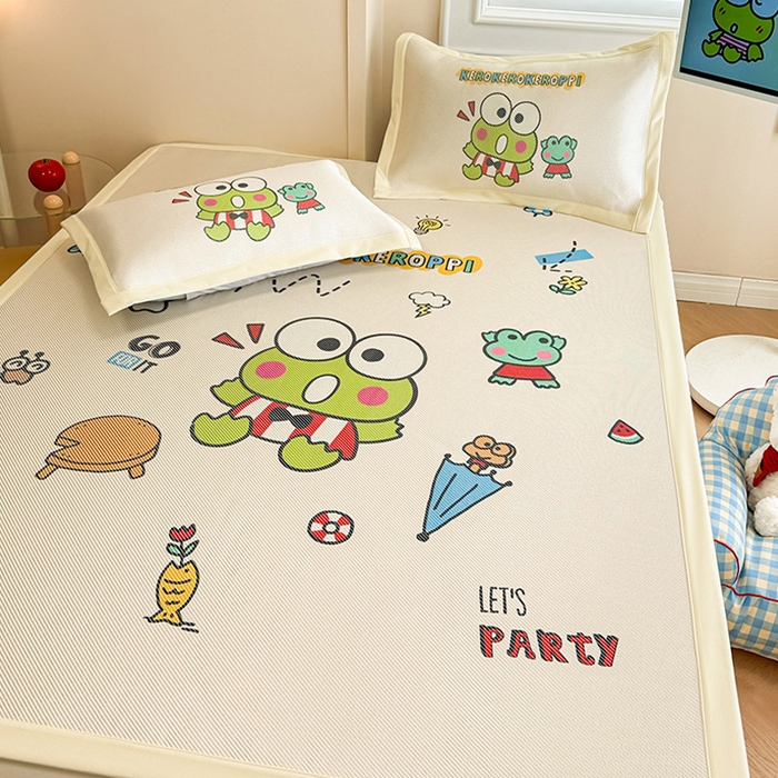 91家纺网 家纺一手货源 找家纺 蓝邻 2025春夏新款正版三丽鸥600D冰藤大版数码印花凉席-场景一 派队三眼蛙