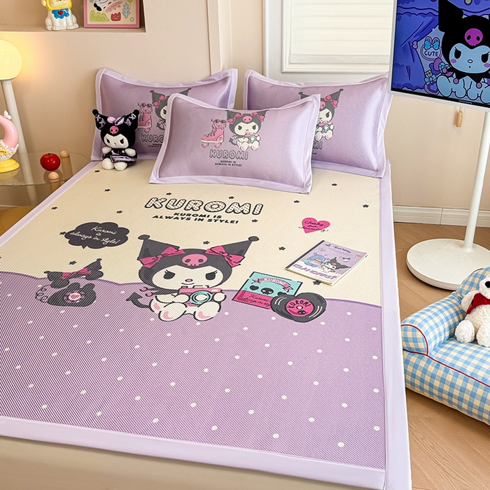 91家纺网 家纺一手货源 找家纺 蓝邻 2025春夏新款正版三丽鸥600D冰藤大版数码印花凉席-场景一 可爱库洛米