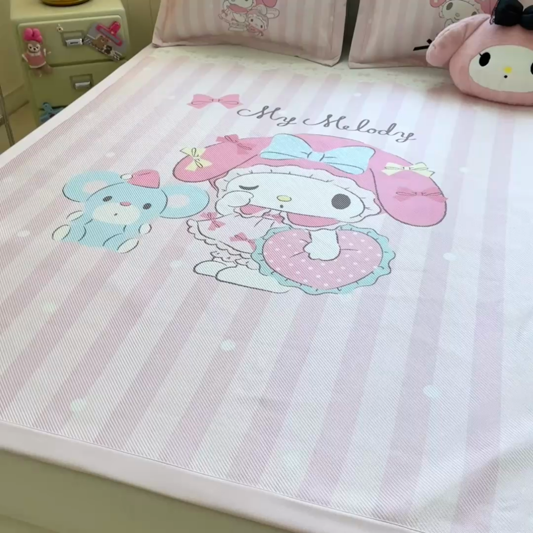 91家纺网 家纺一手货源 找家纺 蓝邻 2025春夏新款正版三丽鸥600D冰藤大版数码印花凉席-场景一 爱心美乐蒂