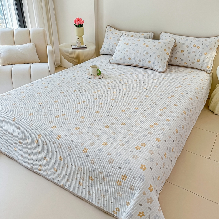 91家纺网 家纺一手货源 找家纺 橘夏家纺2025爆款棉感珍珠绸印花床盖三件套 朵朵花林--奶咖