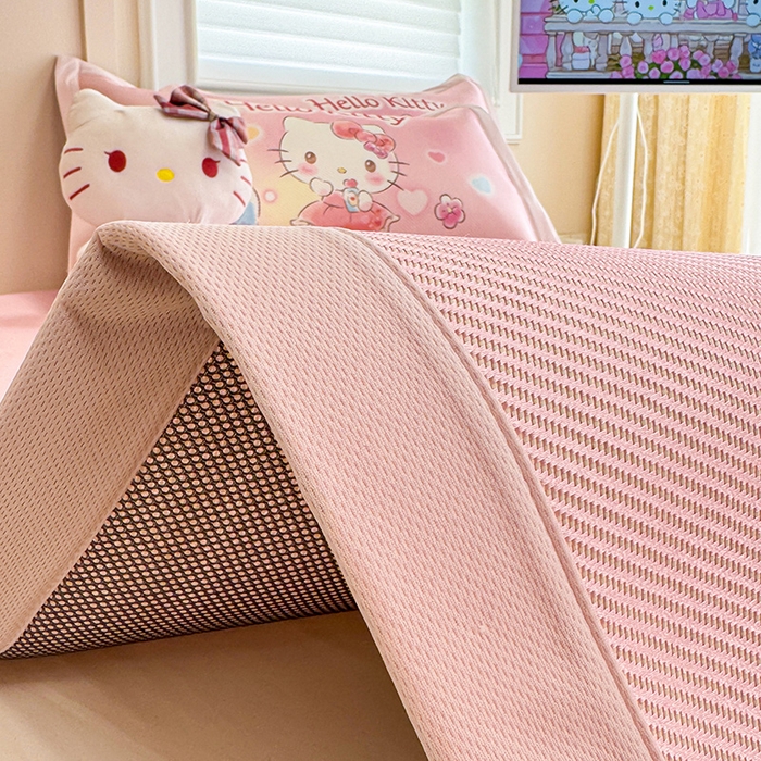 91家纺网 家纺一手货源 找家纺 蓝邻 2025春夏新款正版三丽鸥600D冰藤大版数码印花凉席-场景一 梦幻kitty猫