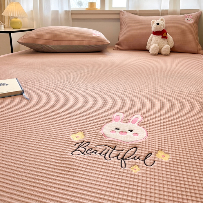 91家纺网 家纺一手货源 找家纺 雅居纺家纺 2025新款A类加厚三明治底华夫格绣花凉感席 床席款-幸福兔