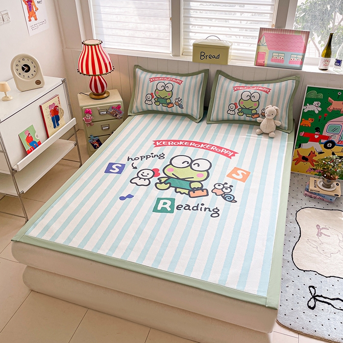 91家纺网 家纺一手货源 找家纺 蓝邻 2025春夏新款正版三丽鸥600D冰藤大版数码印花凉席-场景二 三眼蛙