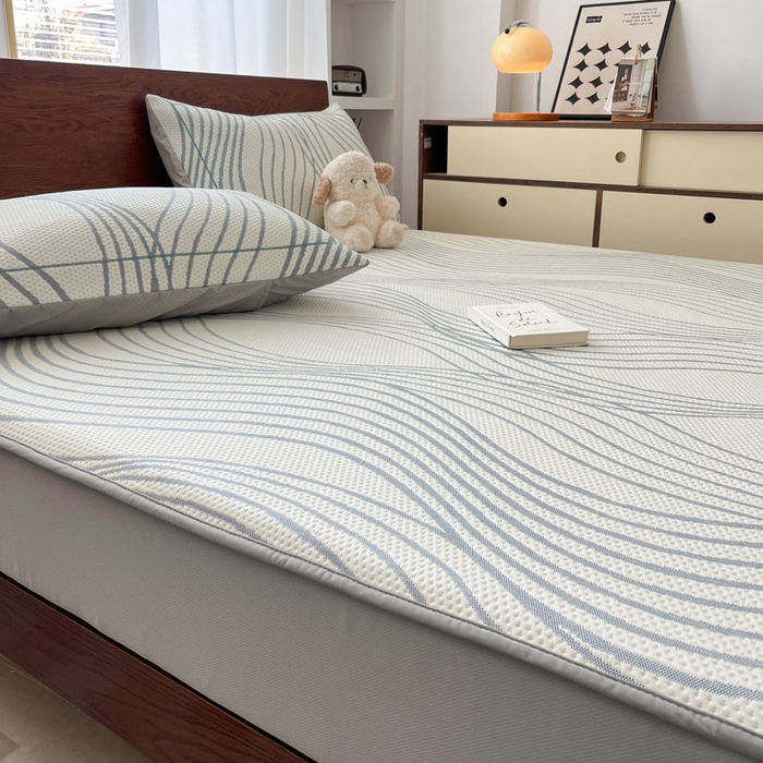 91家纺网 家纺一手货源 找家纺 雅居纺家纺 2025新款A类加厚三明治底简约提花凉感席系列-床笠款 曲线-蓝