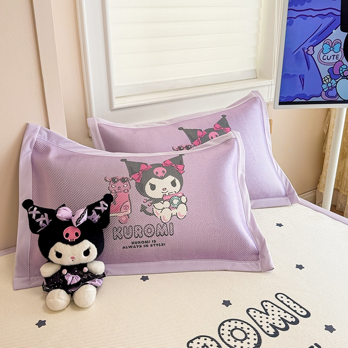 91家纺网 家纺一手货源 找家纺 蓝邻 2025春夏新款正版三丽鸥600D冰藤大版数码印花凉席-场景一 可爱库洛米