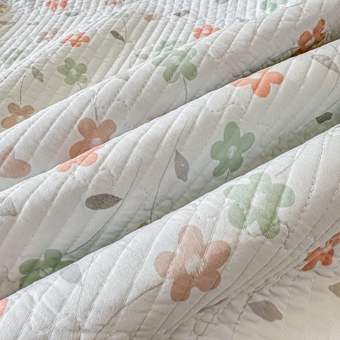 91家纺网 家纺一手货源 找家纺 橘夏家纺2025爆款棉感珍珠绸印花床盖三件套 朵朵花林--仙踪绿