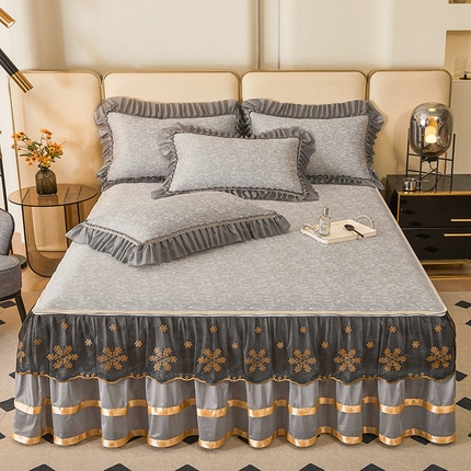 91家纺网 家纺一手货源 找家纺 情恒家纺   2025新款提花PE海洋丝可脱卸床裙席三件套 迷雾森林 星灰