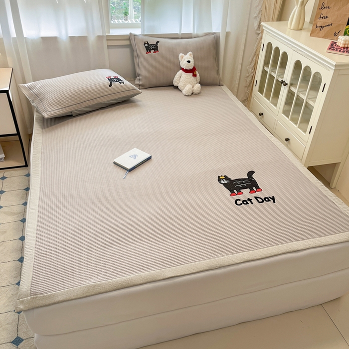 91家纺网 家纺一手货源 找家纺 雅居纺家纺 2025新款A类加厚三明治底华夫格绣花凉感席 床席款-喵喵