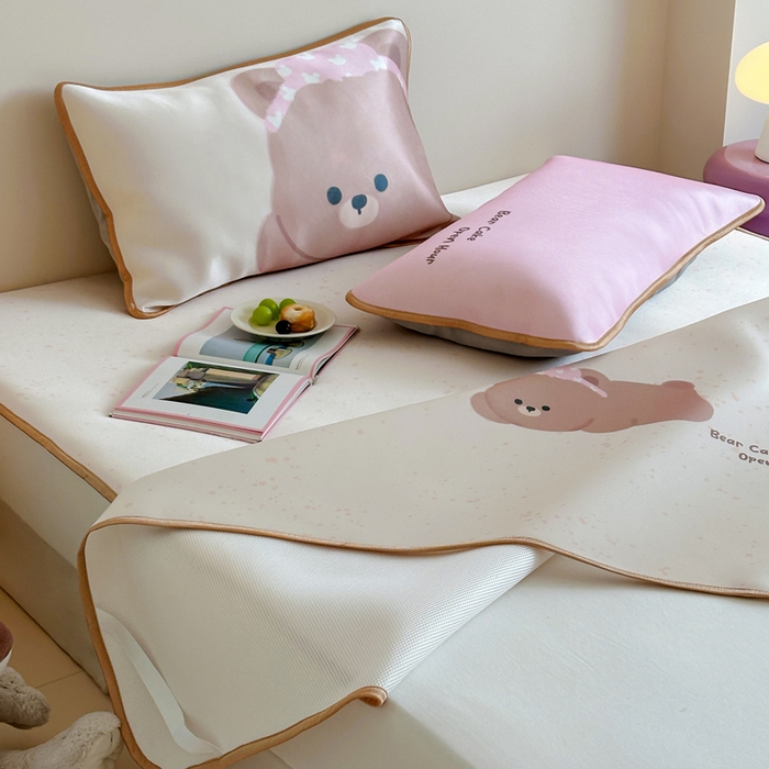 91家纺网 家纺一手货源 找家纺 如一2025A类ins大版数码卡通印花冰丝凉感席 粉粉熊-床笠-床笠