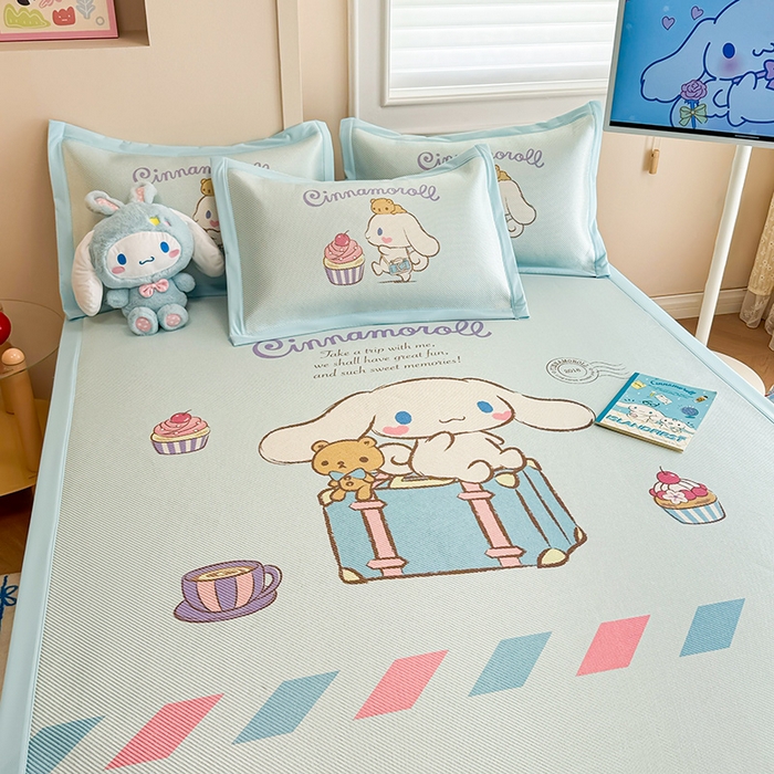 91家纺网 家纺一手货源 找家纺 蓝邻 2025春夏新款正版三丽鸥600D冰藤大版数码印花凉席-场景一 害羞玉桂狗