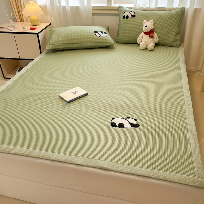 91家纺网 家纺一手货源 找家纺 雅居纺家纺 2025新款A类加厚三明治底华夫格绣花凉感席 床席款-爬爬熊猫