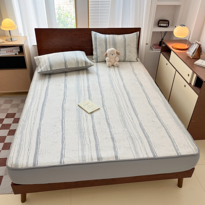 91家纺网 家纺一手货源 找家纺 雅居纺家纺 2025新款A类加厚三明治底简约提花凉感席系列-床笠款 线条-蓝