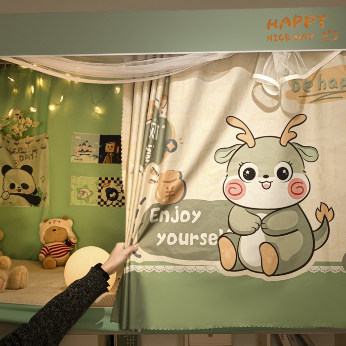 91家纺网 家纺一手货源 找家纺 觅妮家纺 2025新款99%强遮光涂银涂层大版数码印花宿舍学生床帘蚊帐 可爱龙人