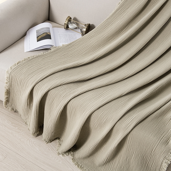 91家纺网 家纺一手货源 找家纺 皇寝世家家居 2025新款A类全棉针织四层纱苏流毯子沙发盖毯 午睡复古毛毯 静谧-梅染