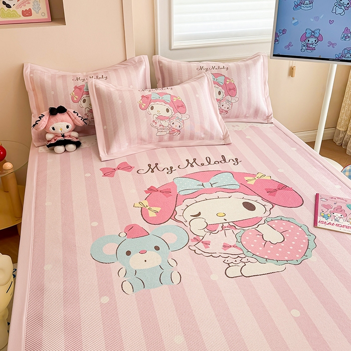 91家纺网 家纺一手货源 找家纺 蓝邻 2025春夏新款正版三丽鸥600D冰藤大版数码印花凉席-场景一 爱心美乐蒂