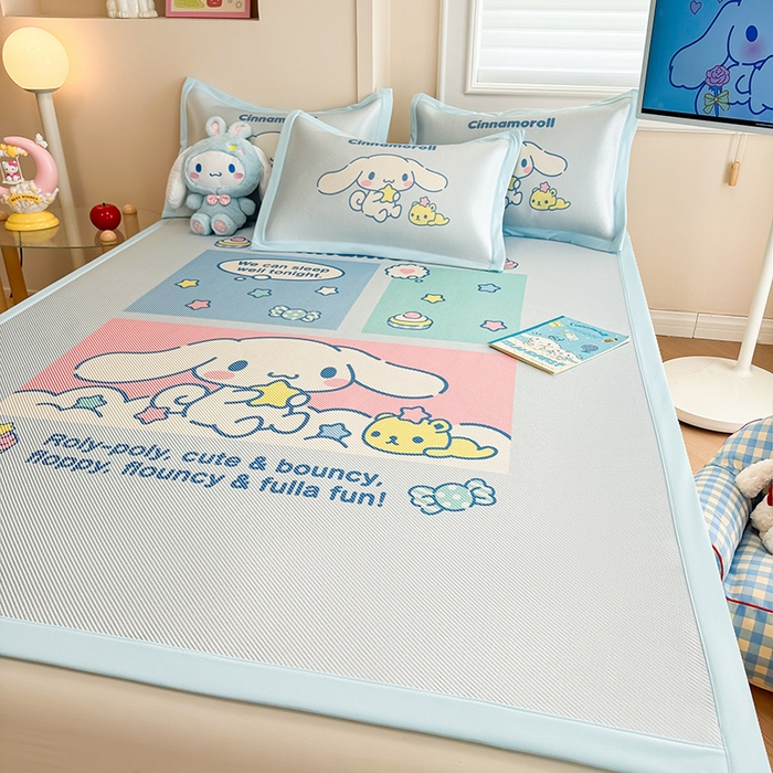 91家纺网 家纺一手货源 找家纺 蓝邻 2025春夏新款正版三丽鸥600D冰藤大版数码印花凉席-场景一 淘气大耳狗